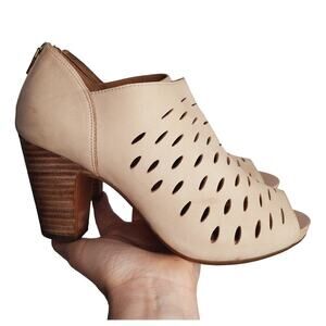 Clarks Okena Posh Peep Toe Heels 8 Perforated Comfort Career Nubuck Leather Shoe